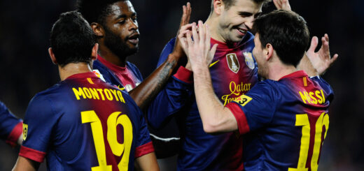 Barcelona mängijad väravat tähistamas